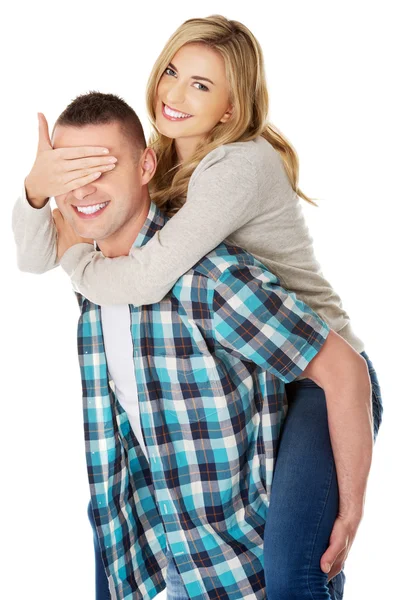 Hombre cargando a su mujer — Foto de Stock