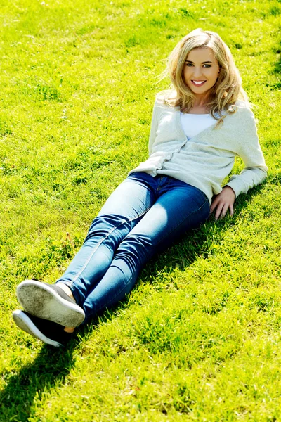Vrouw liggend op het gras — Stockfoto