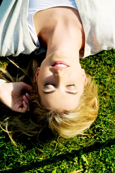 Frau liegt auf dem Gras — Stockfoto