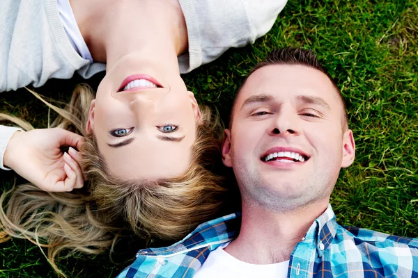 Пара лежить на траві — стокове фото
