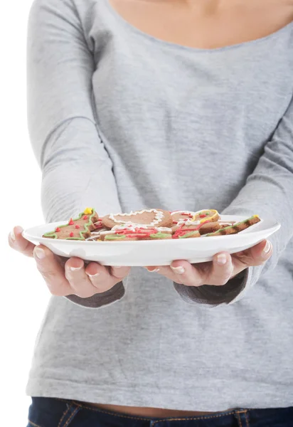 Femme tenant une assiette avec des biscuits de Noël — Photo