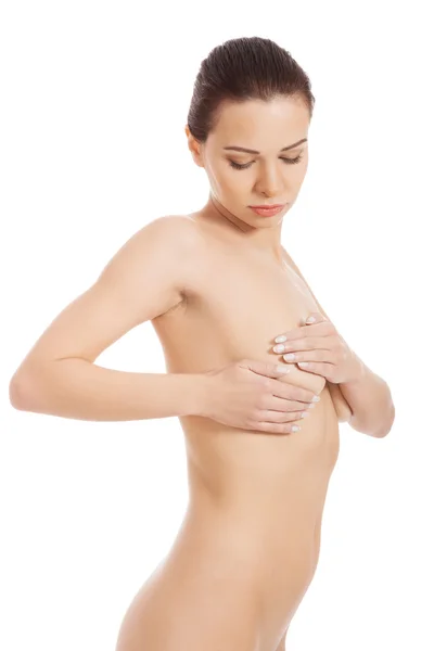 Mujer examinando su pecho — Foto de Stock