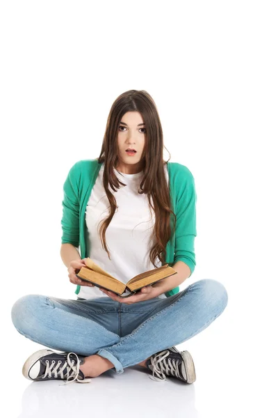 Tonåring läsa bok — Stockfoto