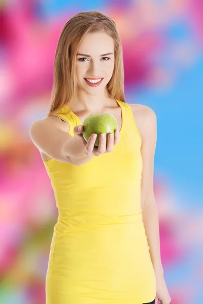 Elma tutan kadın — Stok fotoğraf