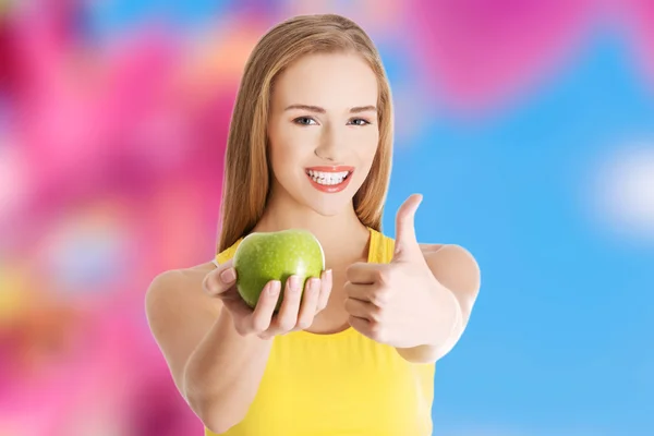 Frau hält einen Apfel in der Hand — Stockfoto