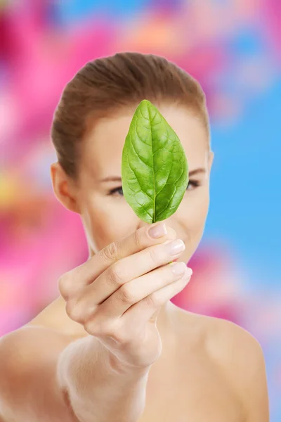 Woman holding a leaf — Stock Photo, Image