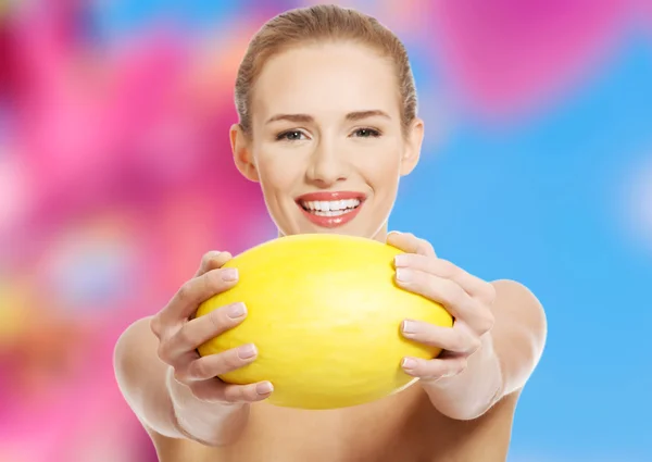 Kvinna med en melon — Stockfoto
