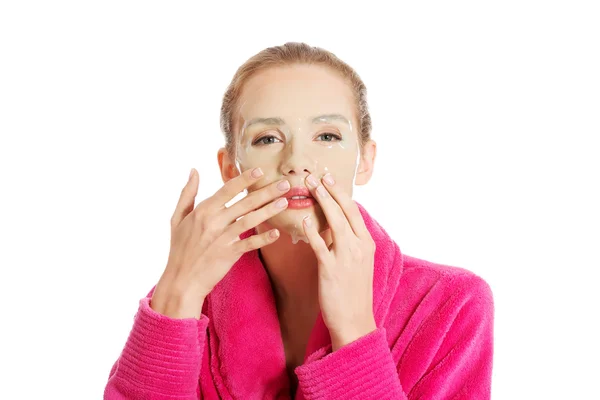 Mujeres recibiendo máscara facial — Foto de Stock