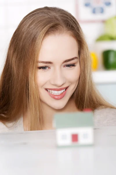 Mujer comprando casa nueva — Foto de Stock