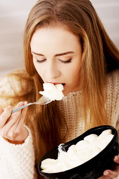 Vrouw die ijs eet — Stockfoto