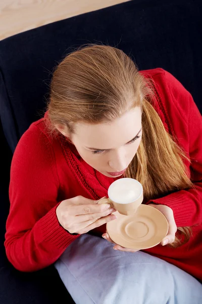 Donna che beve caffè — Foto Stock