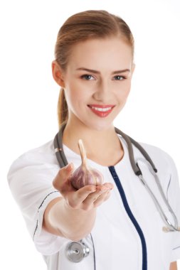 Kadın doktor holding sarımsak
