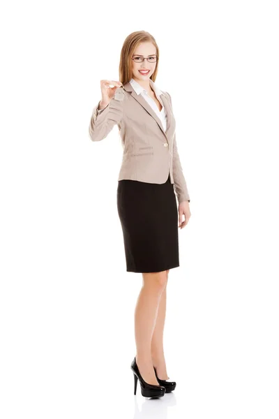 Woman agent holding the keys — Stock Photo, Image