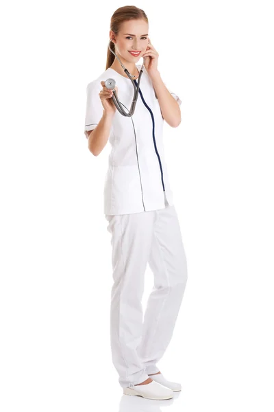 Médico femenino examinado por un estetoscopio — Foto de Stock