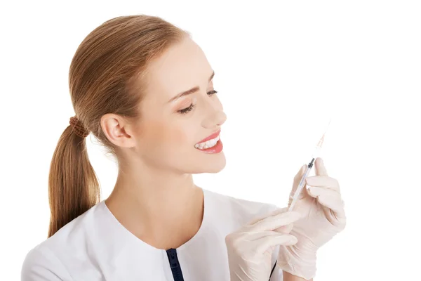 Dentista segurando uma seringa — Fotografia de Stock