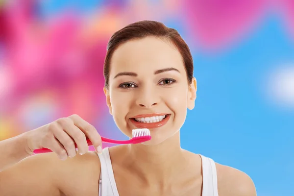 Mulher escovando os dentes — Fotografia de Stock