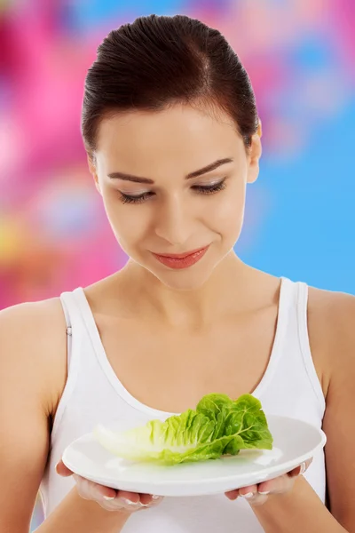 Mujer con una col en el plato — Foto de Stock