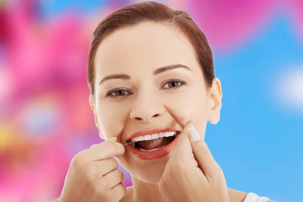 Femme fil dentaire ses dents — Photo