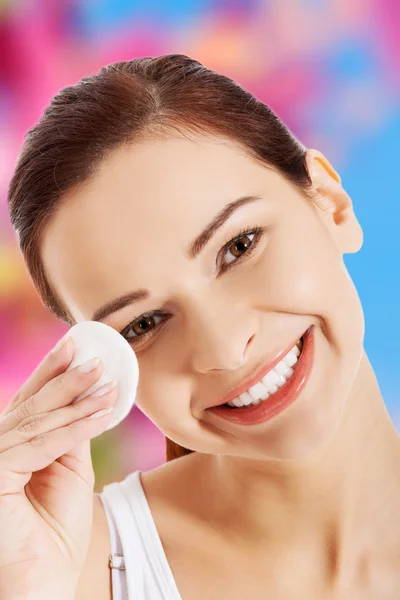 Mujer quitando maquillaje — Foto de Stock