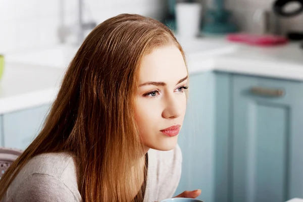 Nadenkend vrouw in de keuken — Stockfoto