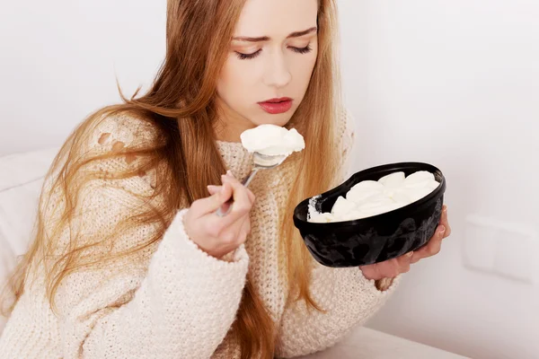 Mujer comiendo helado —  Fotos de Stock