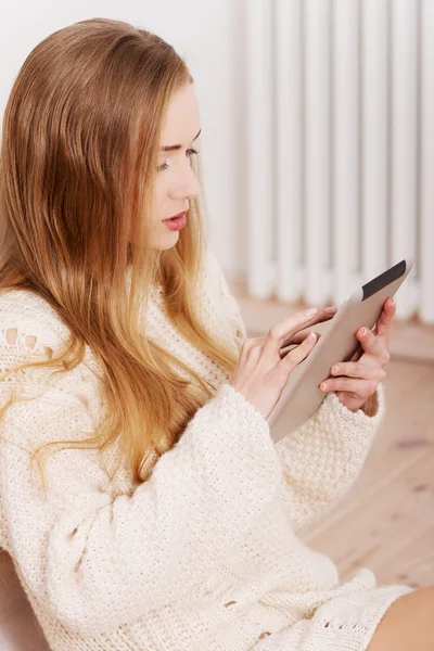 Kvinna som håller i en tablett — Stockfoto