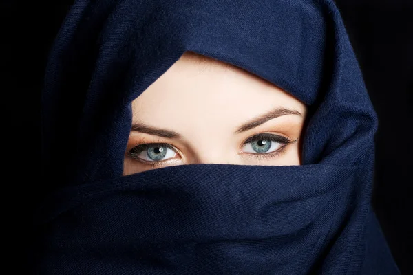 Молодая арабская женщина — стоковое фото