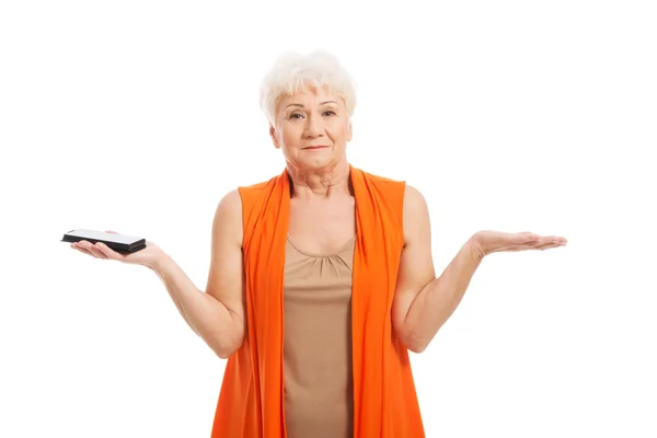 Senior woman holding a mobile phone — Stock Photo, Image