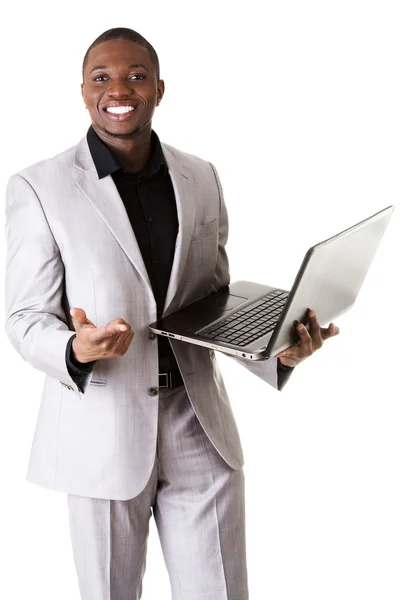 Homem preto de pé com o laptop — Fotografia de Stock