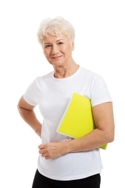 Senior woman holding a note — Stock Photo, Image