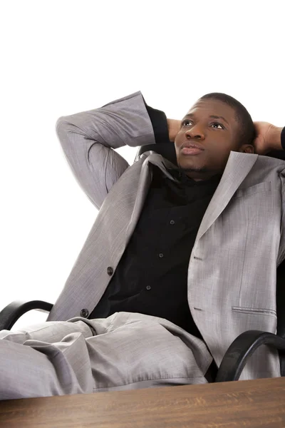 Чернокожий мужчина отдыхает в офисе — стоковое фото