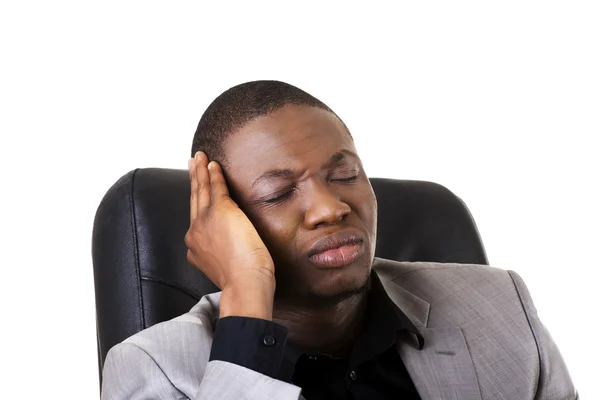 Černý muž sedí v práci — Stock fotografie