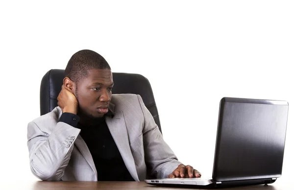 Черный мужчина сидит с ноутбуком — стоковое фото