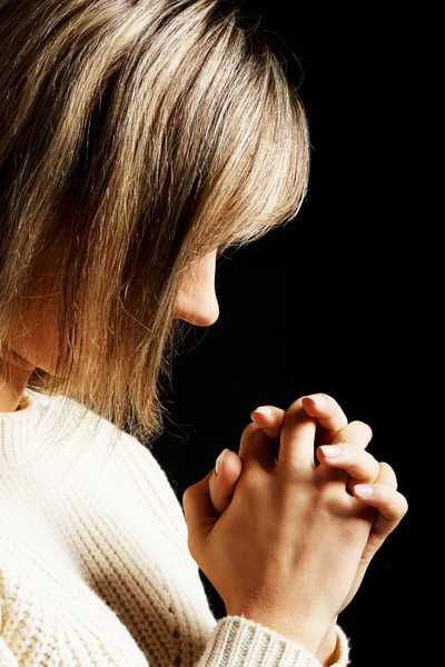 Кавказская женщина молится — стоковое фото