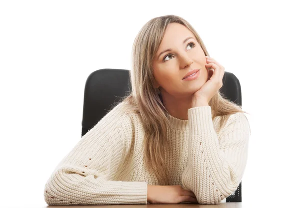 Jeune femme assise au travail — Photo