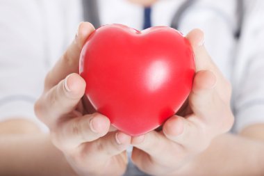 kadın doktor bir kalp tutan