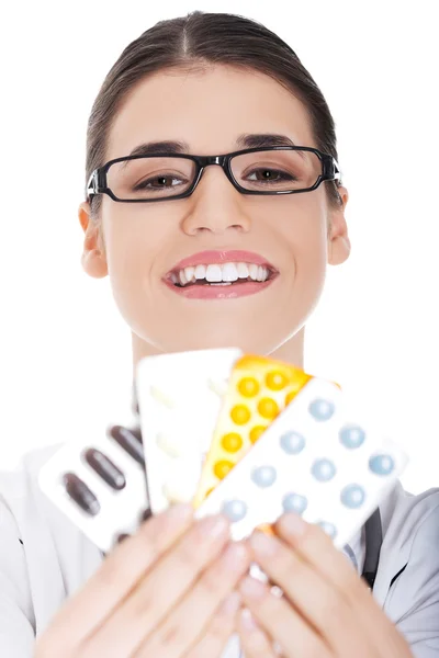 Feminino médico segurando pílulas — Fotografia de Stock