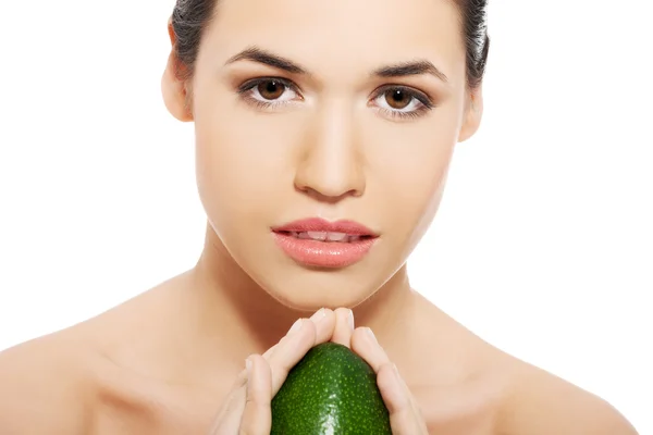 Vrouw bedrijf avocado — Stockfoto