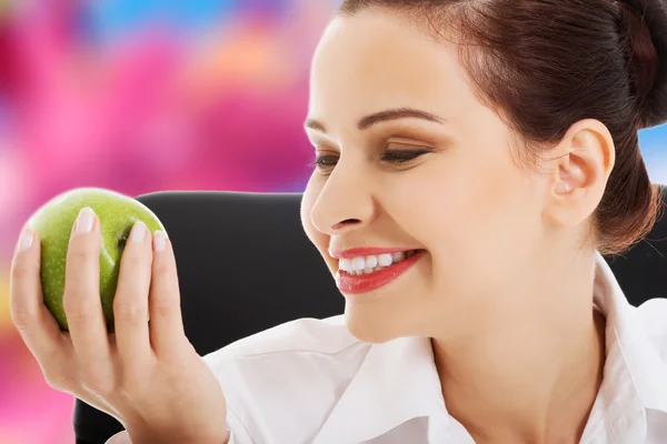 Mujer sosteniendo una manzana —  Fotos de Stock