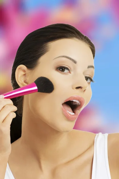 Giovane donna che applica make up — Foto Stock