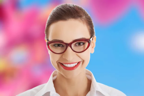 Portret szczęśliwy kobiety w okularach — Zdjęcie stockowe