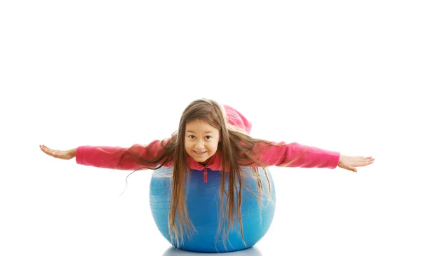 Девушка лежит на большом мяче — стоковое фото