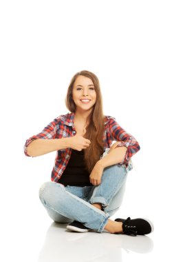 Hindistan cevizi flakes ve çiçeklerin yuvarlak şekerler