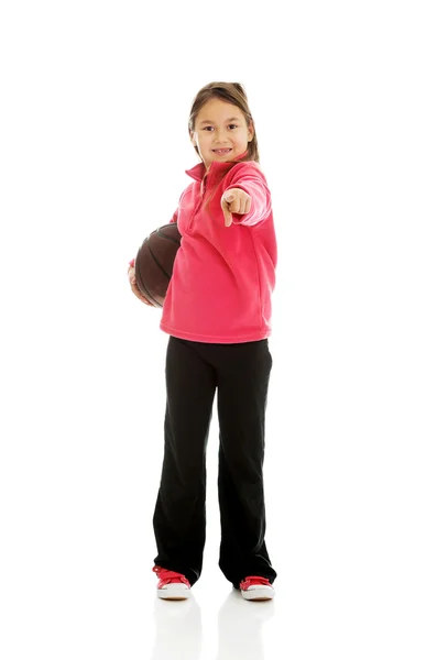 Chica sosteniendo pelota cesta — Foto de Stock