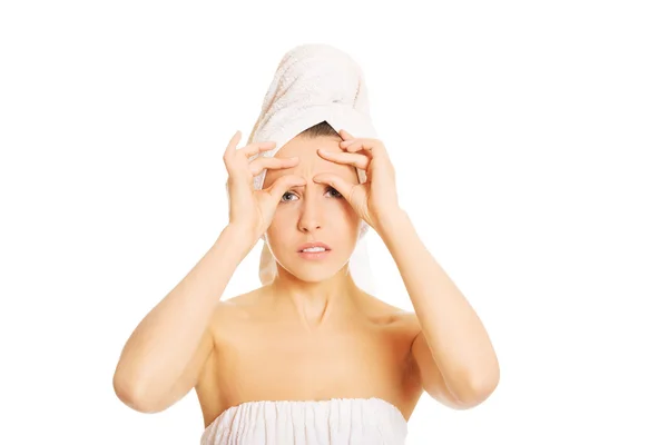 Mujer joven revisando sus arrugas —  Fotos de Stock