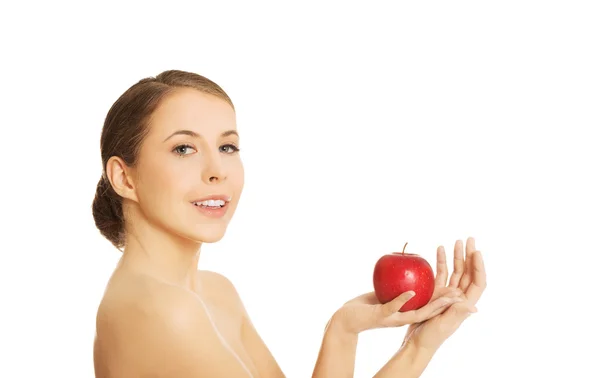 Голая женщина держит яблоко — стоковое фото