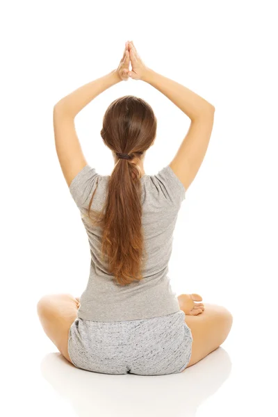 Mujer relajándose por yoga — Foto de Stock