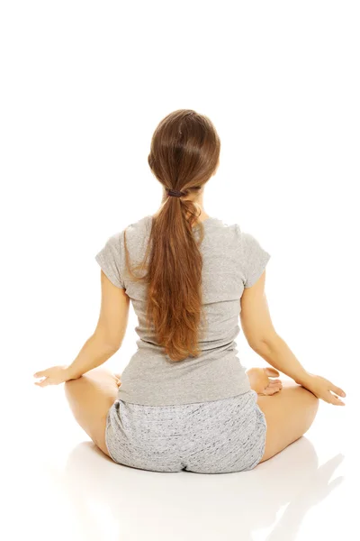 Mujer relajándose por yoga —  Fotos de Stock