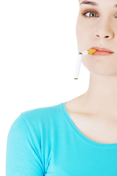 Mujer rompiendo un cigarrillo — Foto de Stock