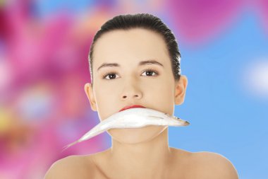 Genç kadın yeme balık